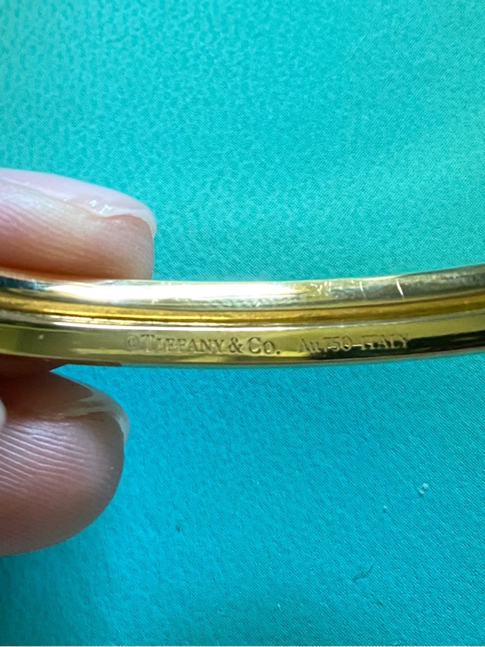 TIFFANY & CO. - 18 Carat Yellow Gold and Diamond Key
T Cuff with Leather Box - Picture 7 of 16